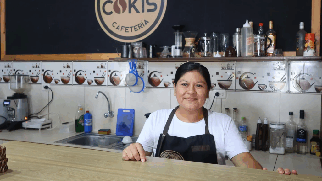 GEPA - La Compañía de Comercio Justo / K. Henkel La productora de café Raquel Navarro en la cafetería de la cooperativa de café ACPC Pichanaki