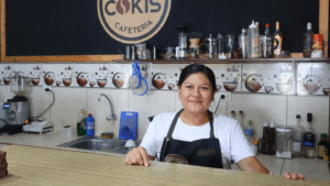 GEPA - La Compañía de Comercio Justo / K. Henkel La productora de café Raquel Navarro en la cafetería de la cooperativa de café ACPC Pichanaki